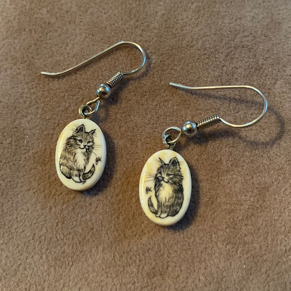 Etched cat/kitten stone dangle earrings